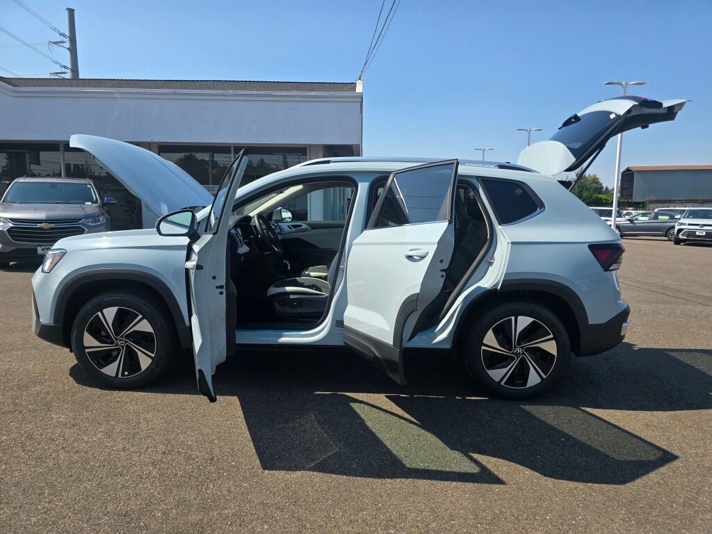 New 2025 Volkswagen Taos SE image 17