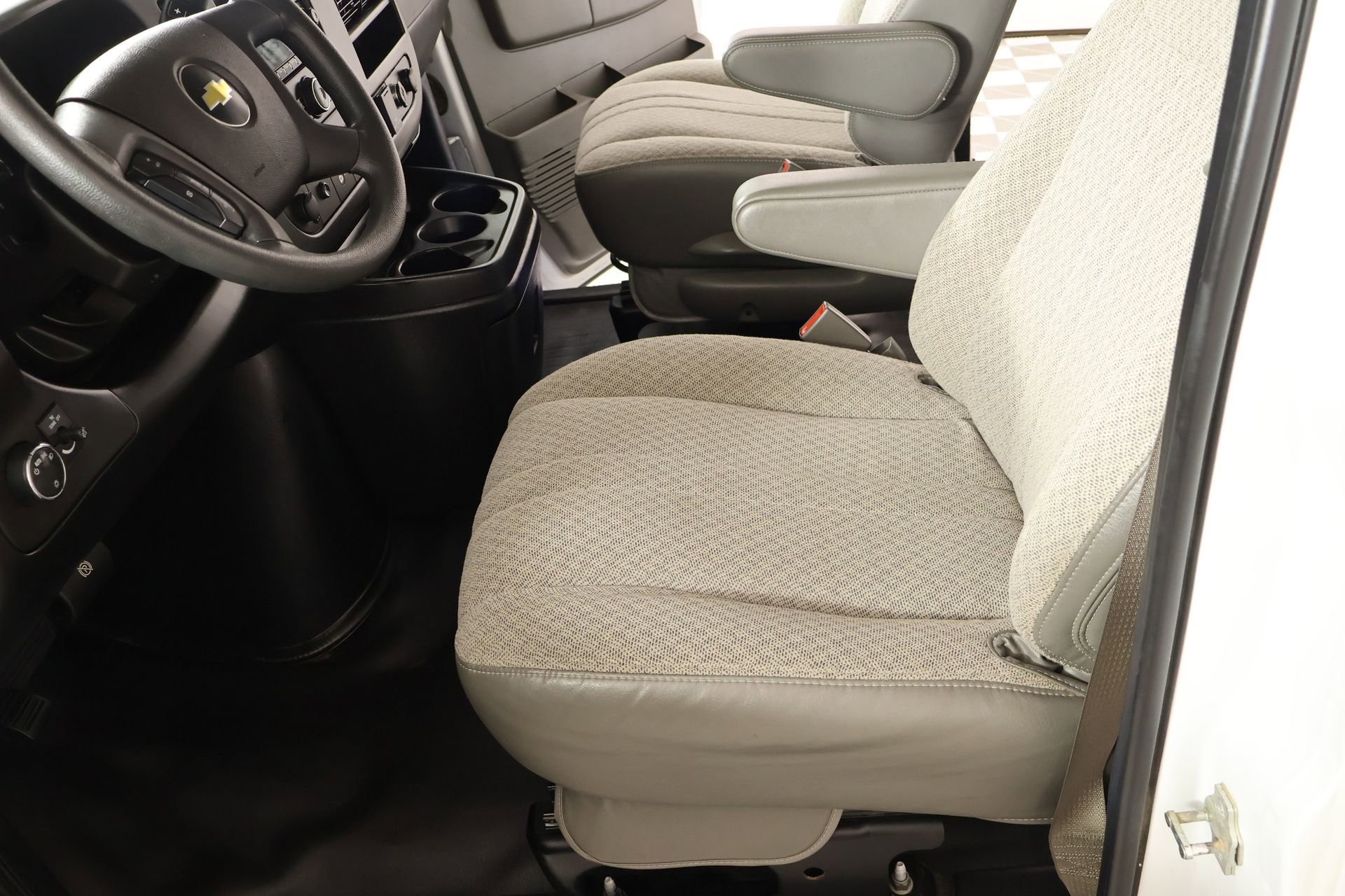 Used 2017 Chevrolet Express 2500 RWD image 9
