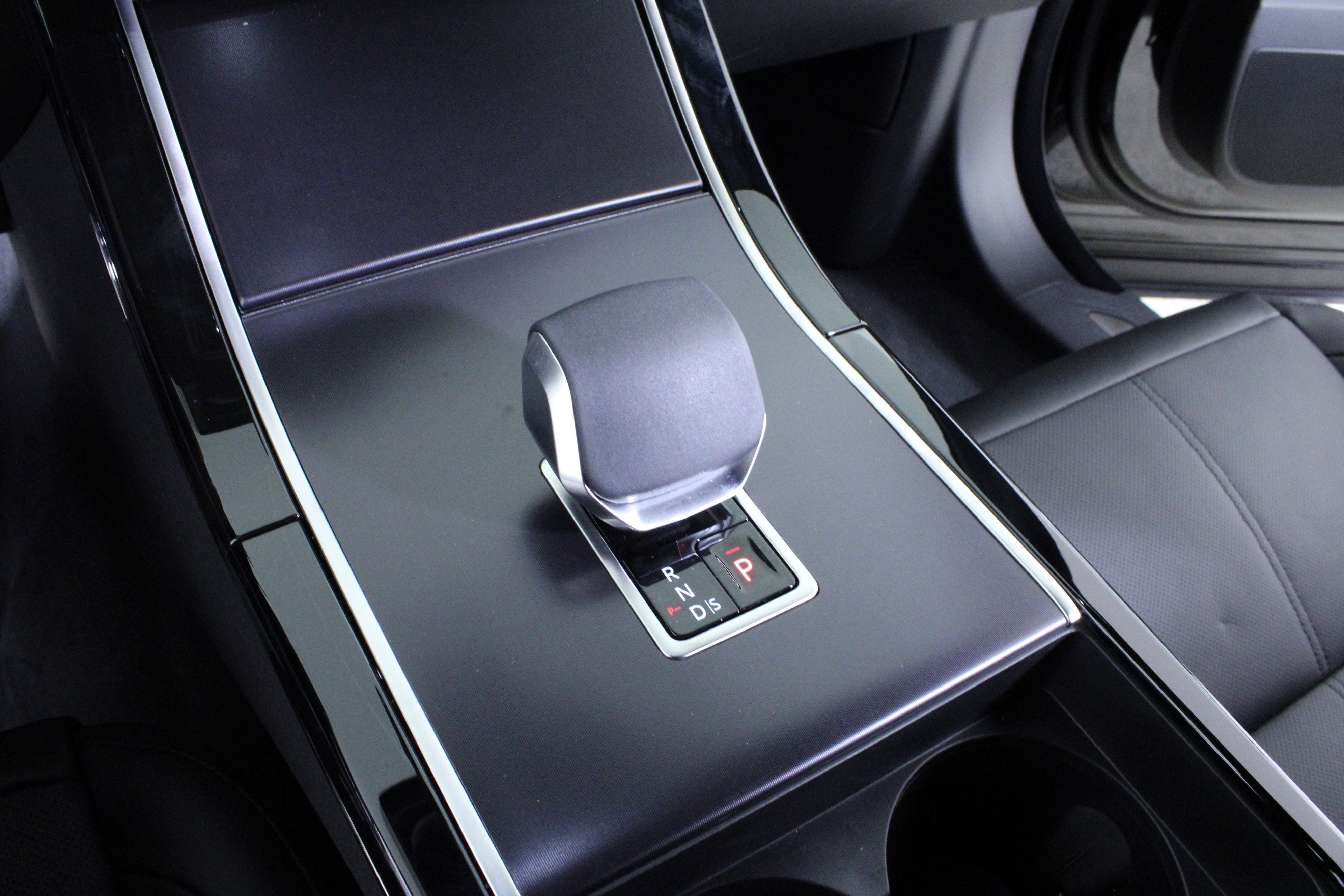 New 2026 Land Rover Range Rover Velar Dynamic SE image 21