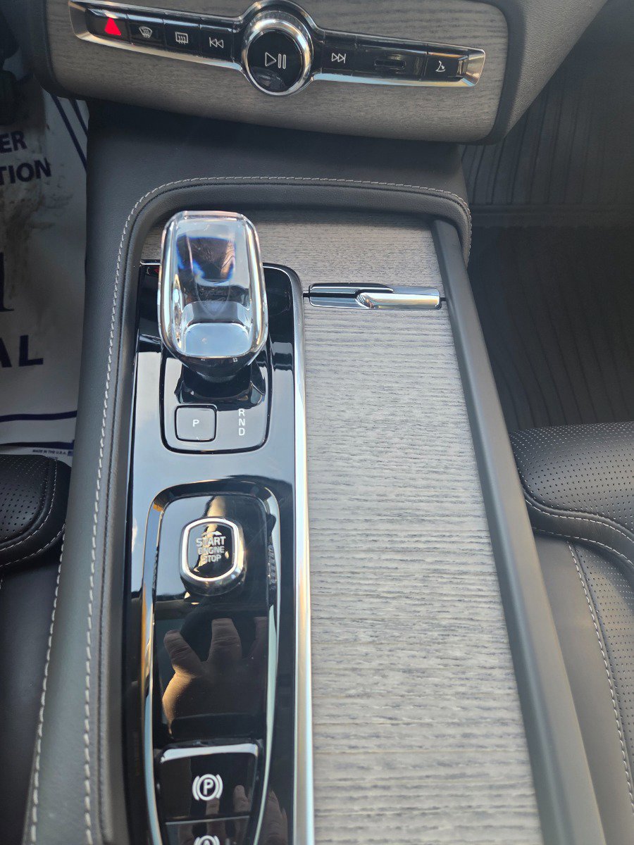 Used 2024 Volvo XC90 B6 Ultimate w/ Protection Package Premier image 18