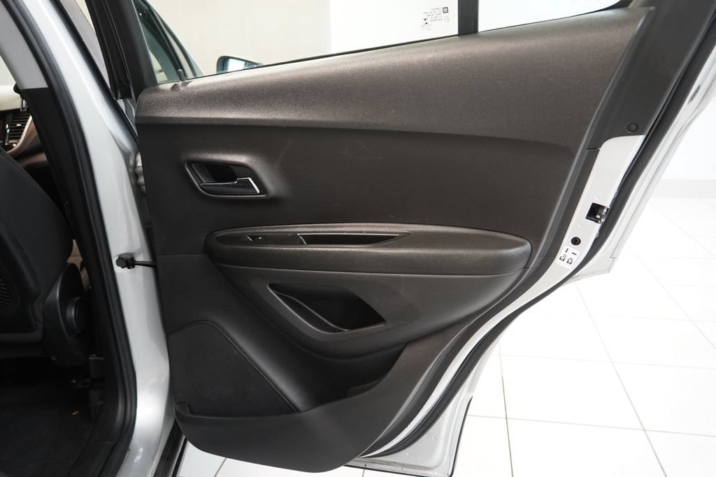 Used 2020 Chevrolet Trax LS AWD/4WD image 26