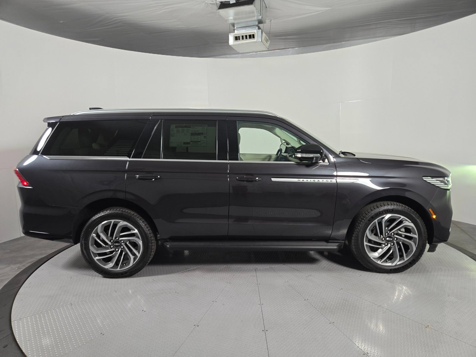 New 2027 Lincoln Navigator Premiere AWD/4WD image 3