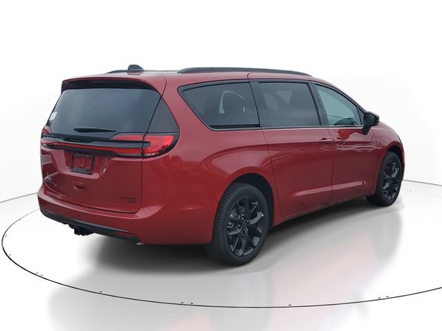 New 2027 Chrysler Pacifica Limited w/ Family Tech Group AWD/4WD image 4