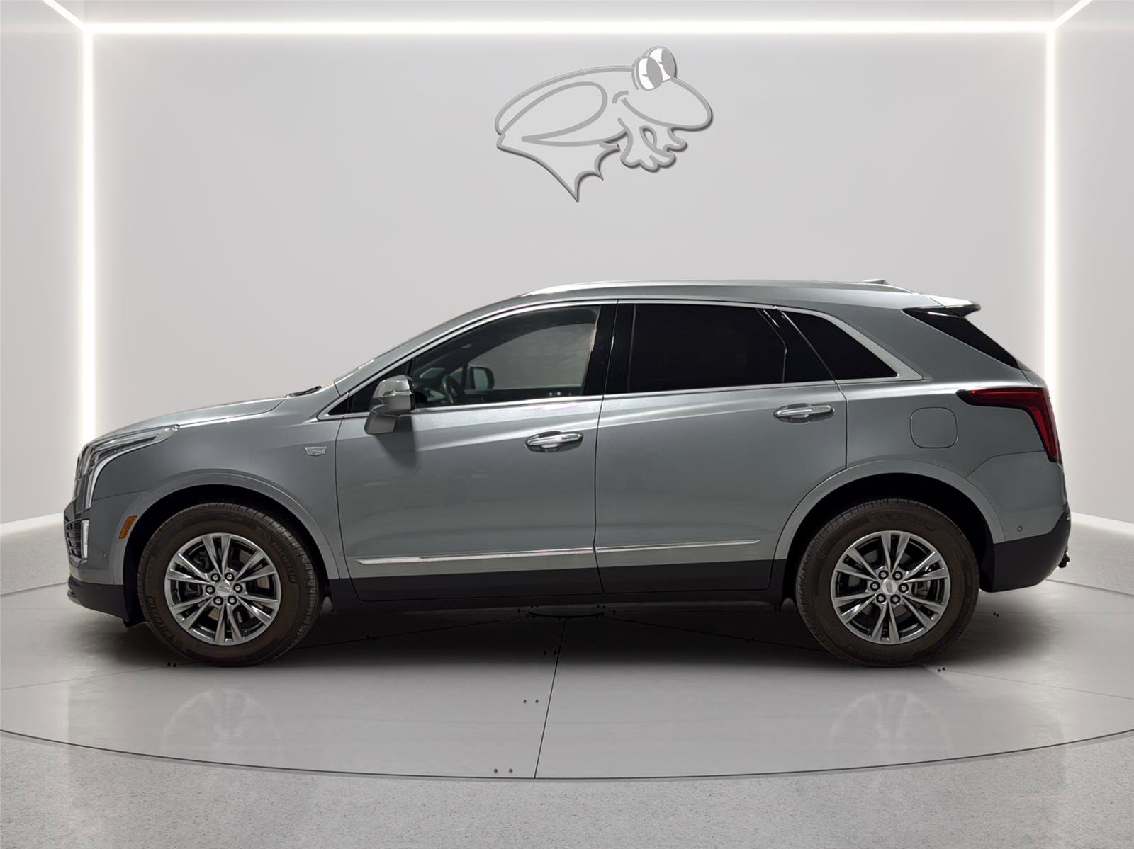 Used 2023 Cadillac XT5 Premium Luxury w/ Technology Package AWD/4WD image 2