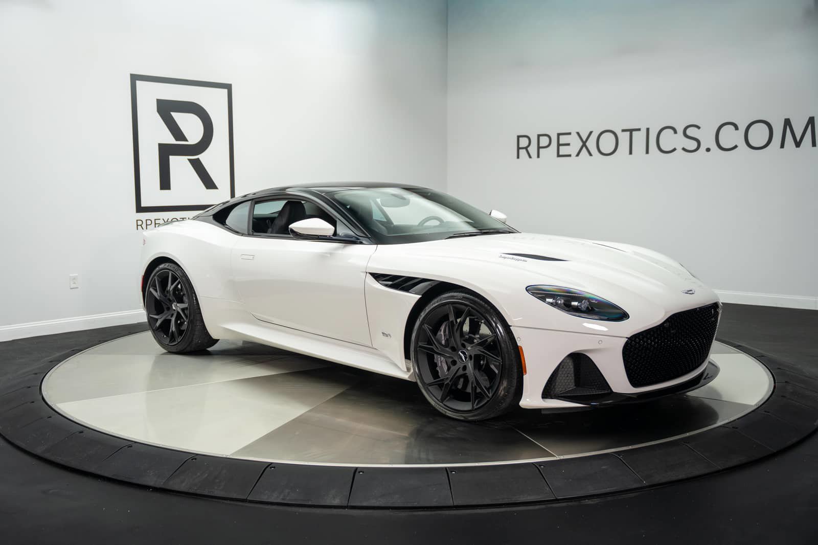 Used 2019 Aston Martin DBS Superleggera RWD image 14
