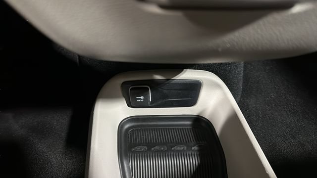 Used 2023 Chrysler Voyager LX FWD image 18