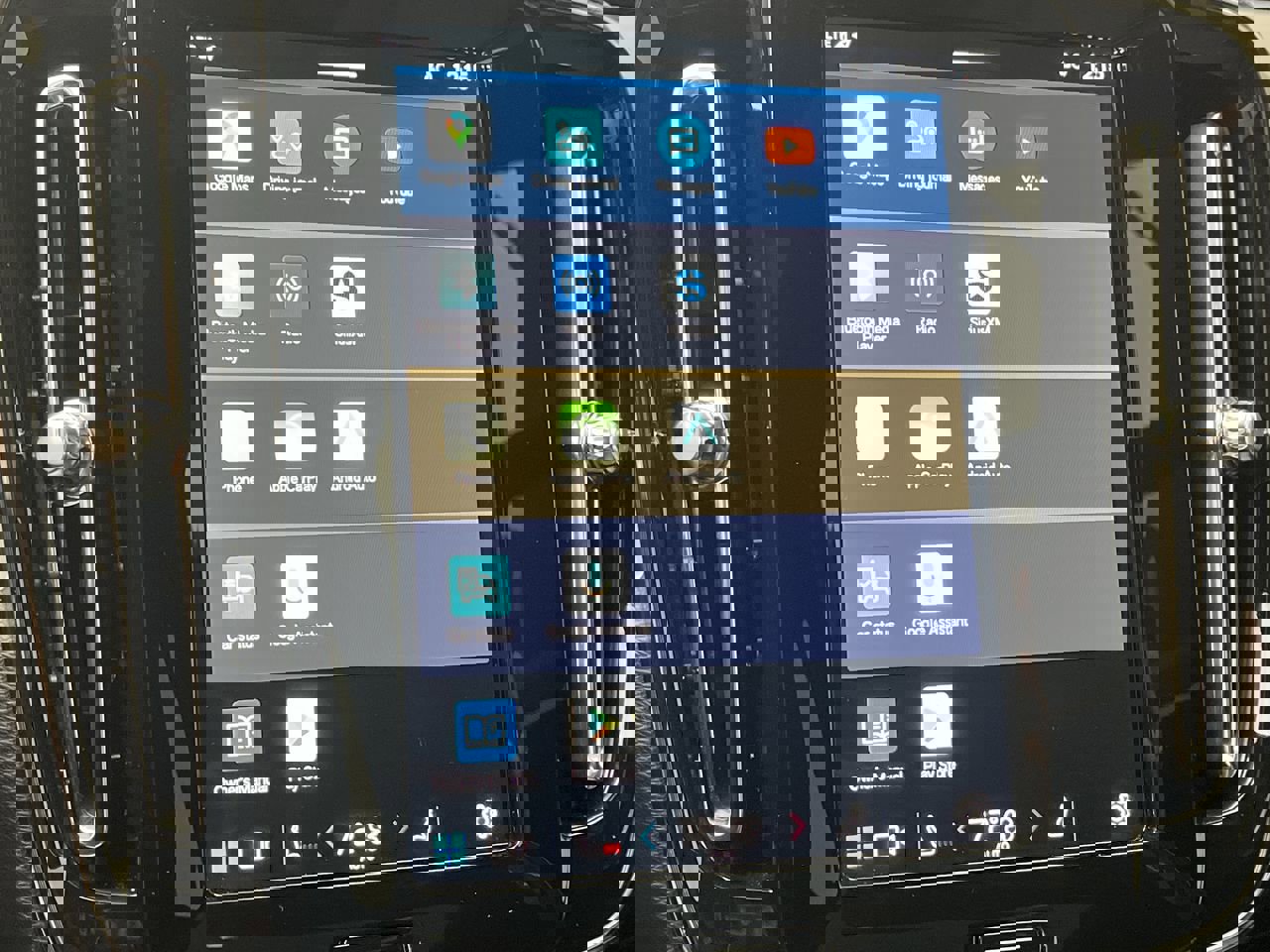 Used 2025 Volvo XC40 B5 Core image 19