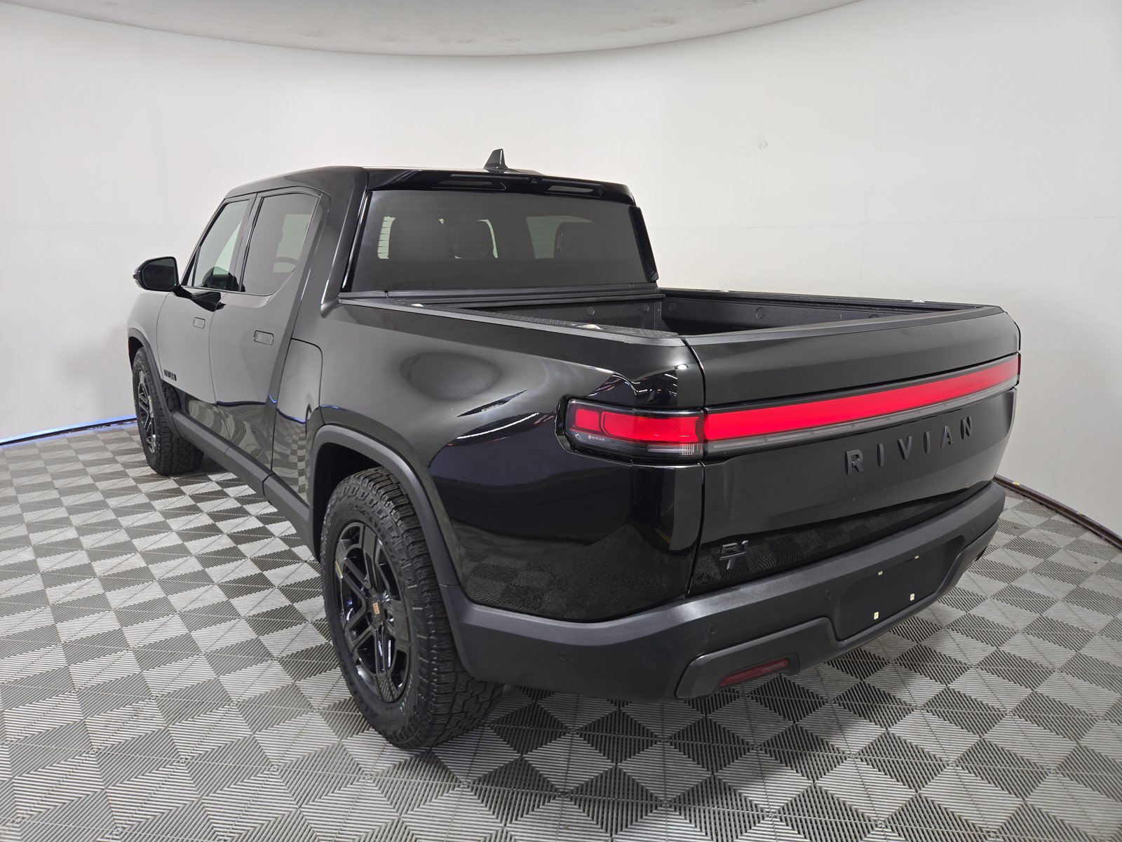 Used 2025 Rivian R1T Adventure AWD/4WD image 3