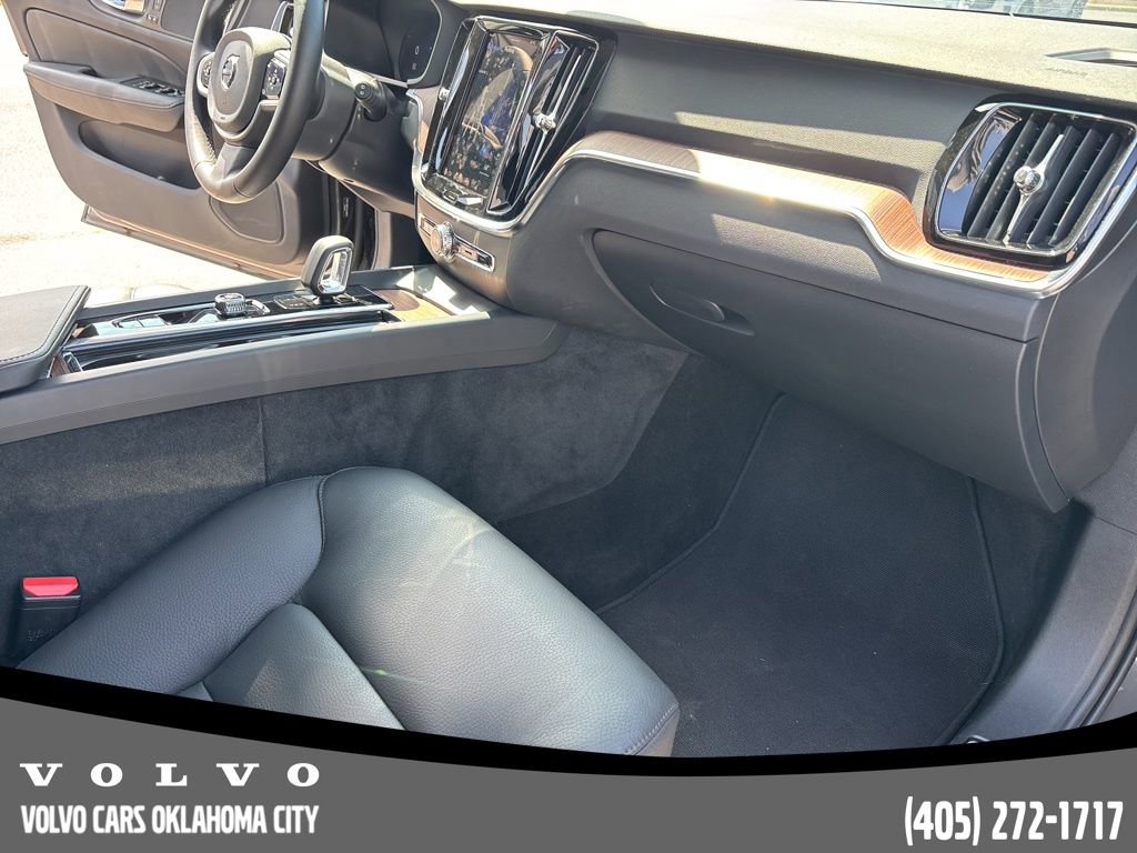 Used 2025 Volvo V60 B5 Cross Country Plus image 20