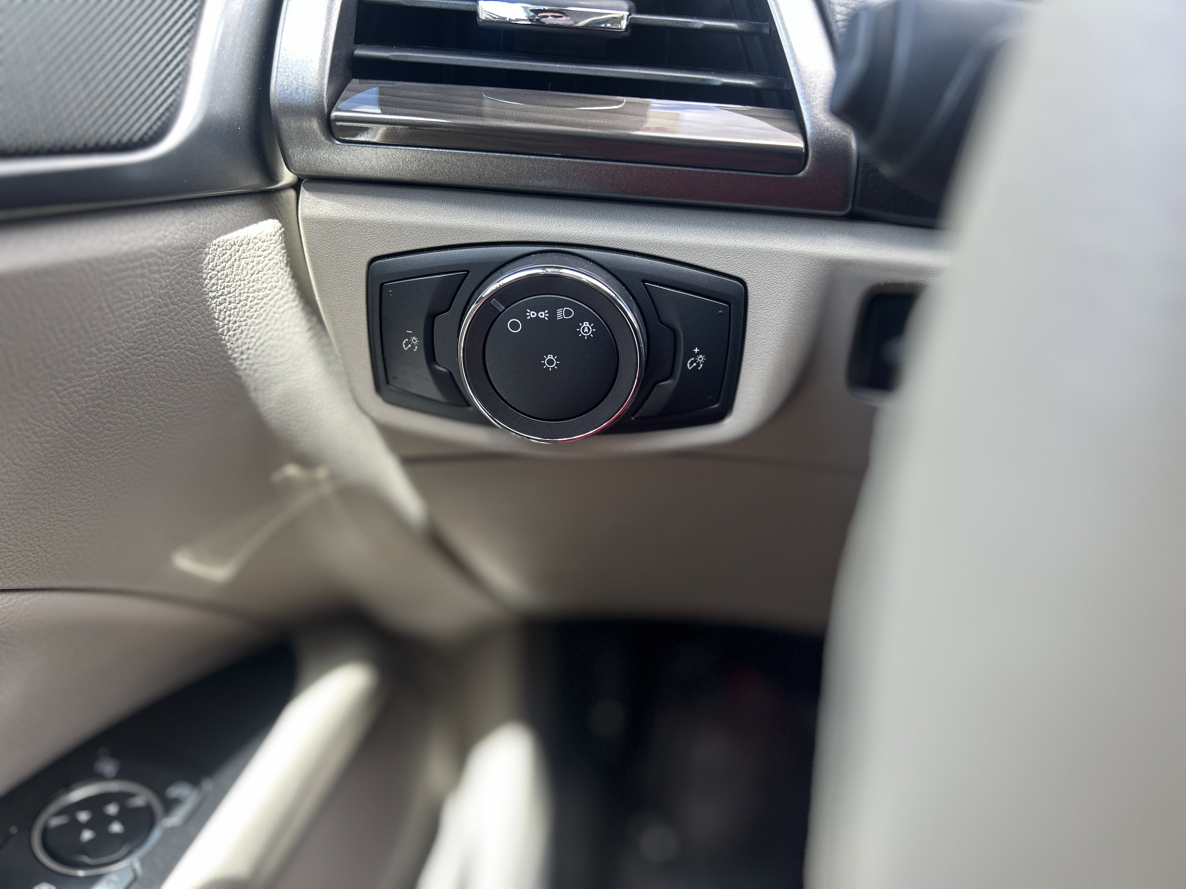 Used 2019 Ford Fusion SEL FWD image 22