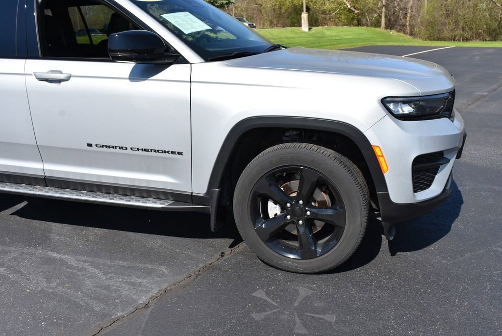 Used 2024 Jeep Grand Cherokee Altitude image 3