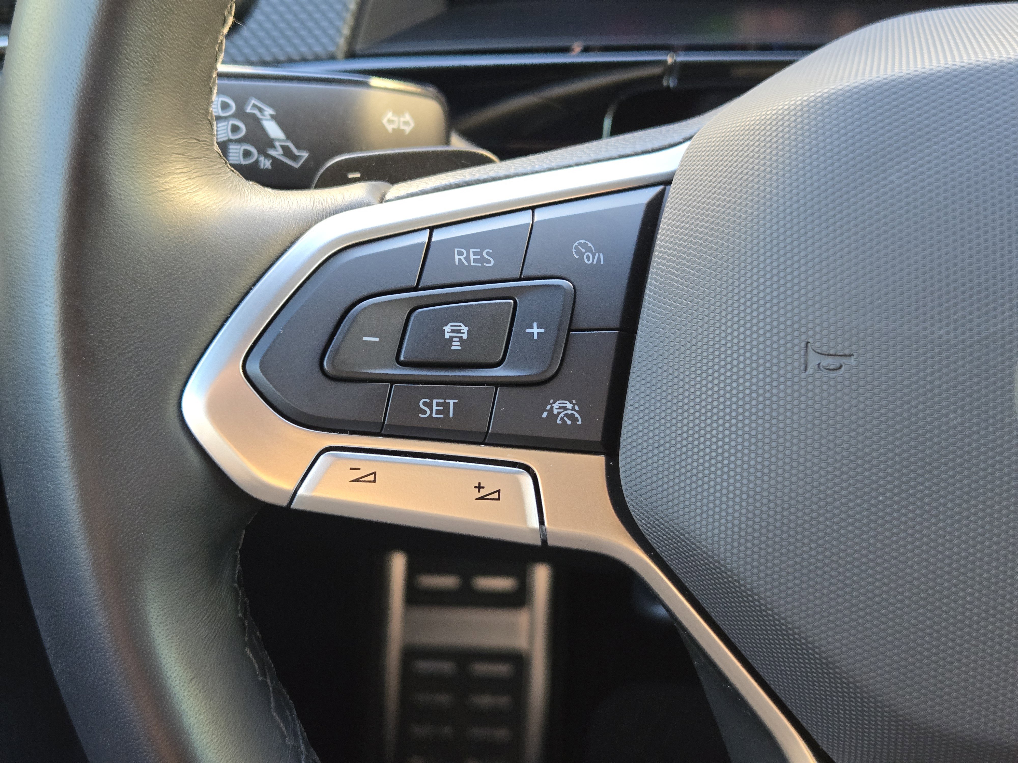 Used 2024 Volkswagen Atlas Cross Sport SEL Premium R-Line image 31