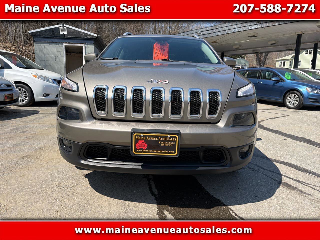 Used 2017 Jeep Cherokee Latitude w/ Cold Weather Group AWD/4WD image 1