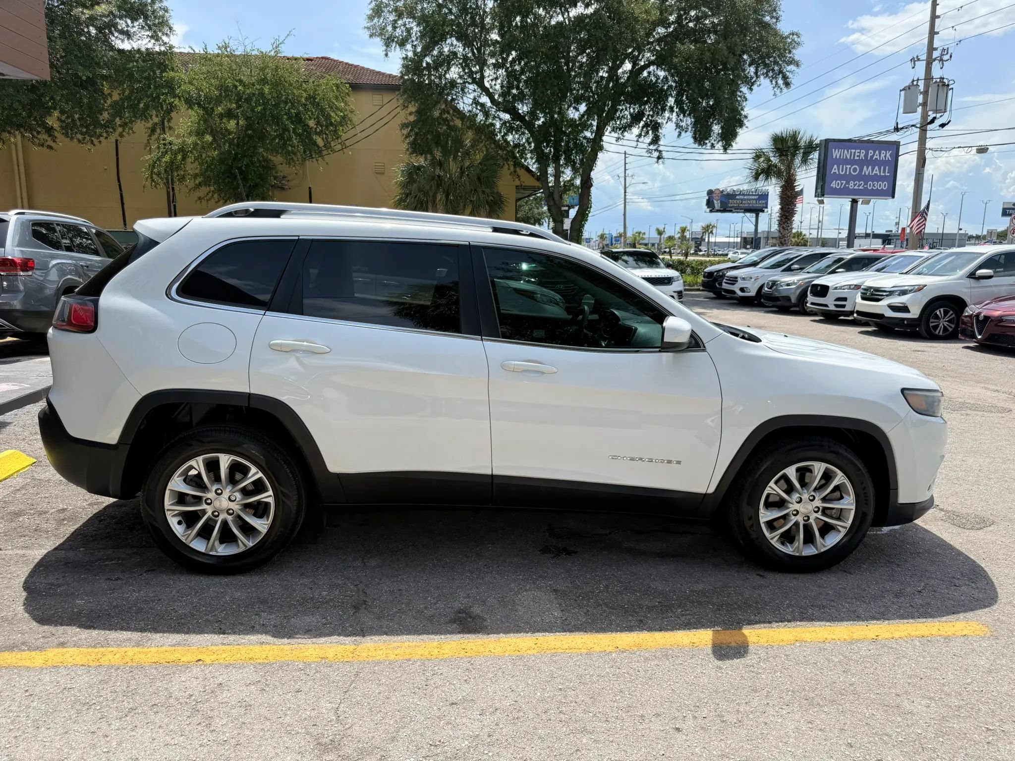 Used 2019 Jeep Cherokee Latitude w/ Popular Appearance Group FWD image 4