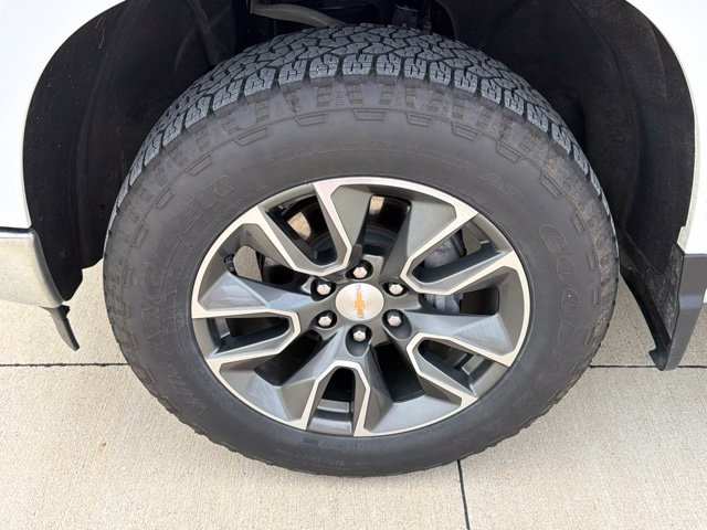 Used 2025 Chevrolet Silverado 1500 LT AWD/4WD image 12