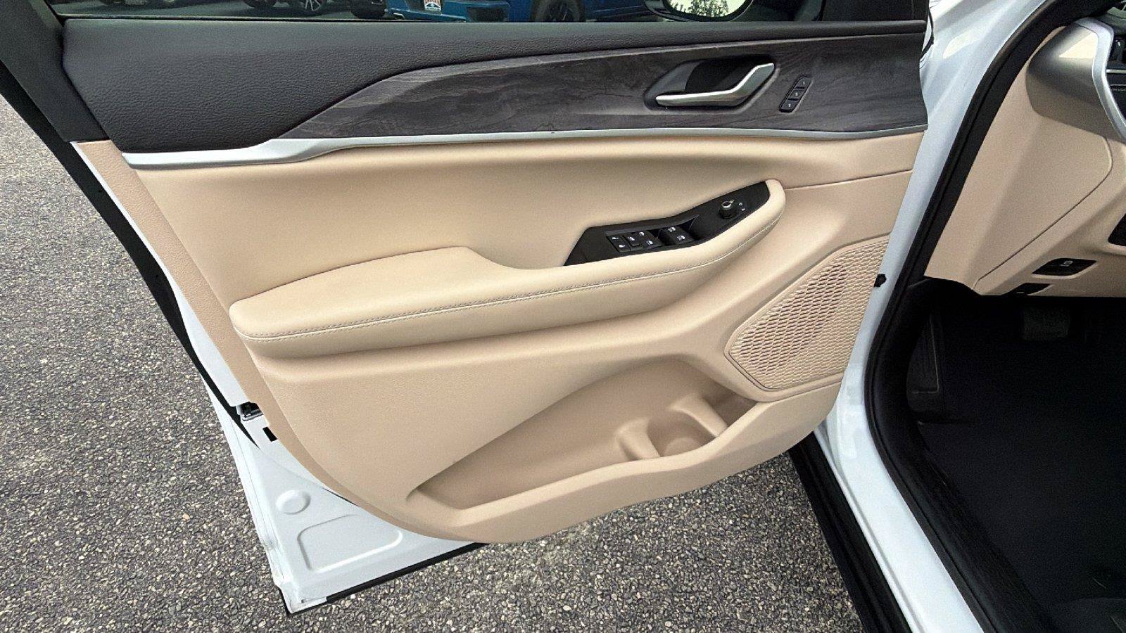 Used 2023 Jeep Grand Cherokee Limited AWD/4WD image 14