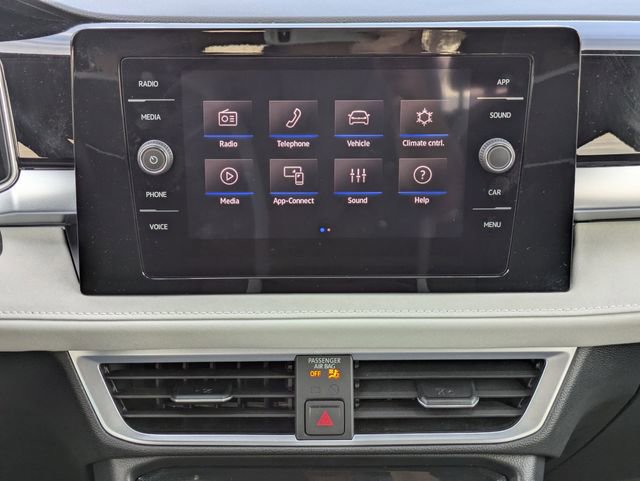 Certified 2025 Volkswagen Taos SE image 18