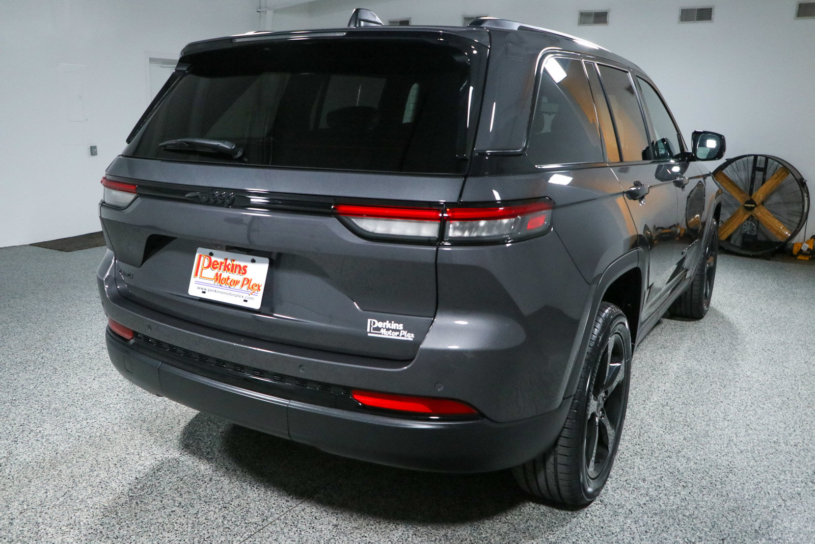 Used 2023 Jeep Grand Cherokee Altitude AWD/4WD image 7
