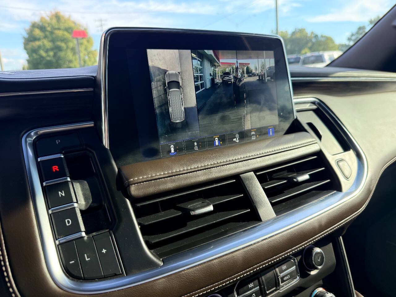 Used 2022 Chevrolet Tahoe Z71 w/ Z71 Off-Road Package AWD/4WD image 27