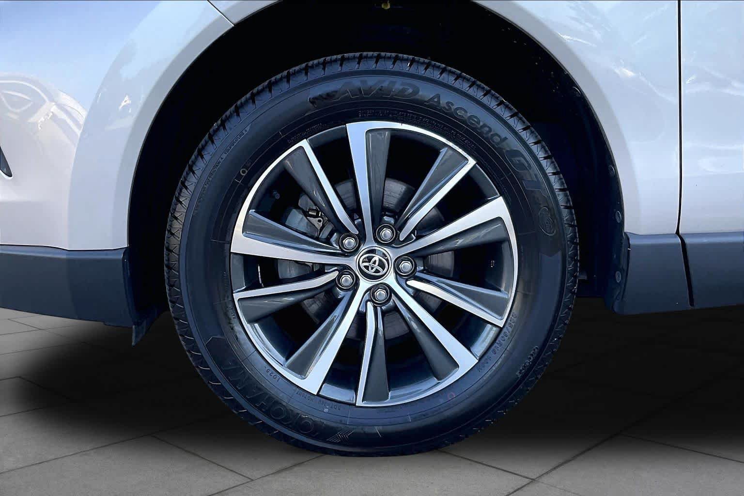 Used 2021 Toyota Venza LE AWD/4WD image 10