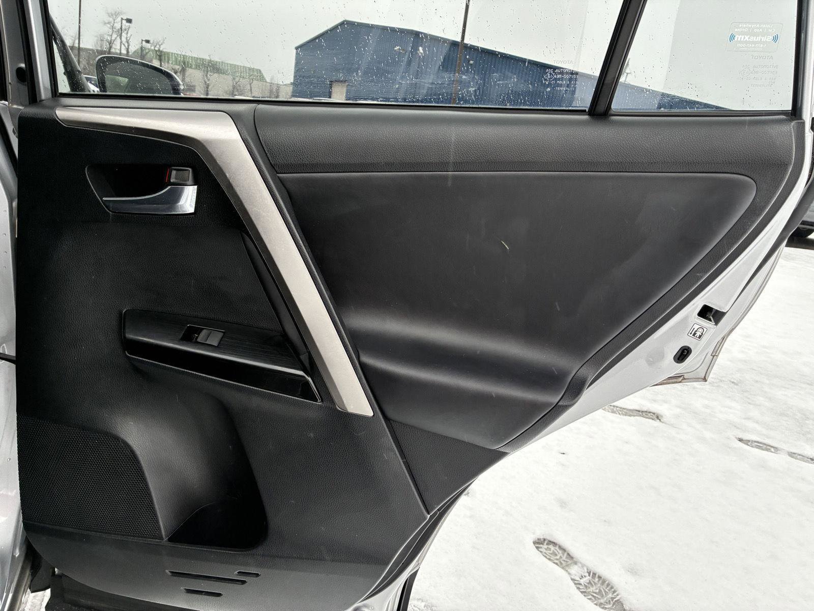 Used 2018 Toyota RAV4 Limited image 33