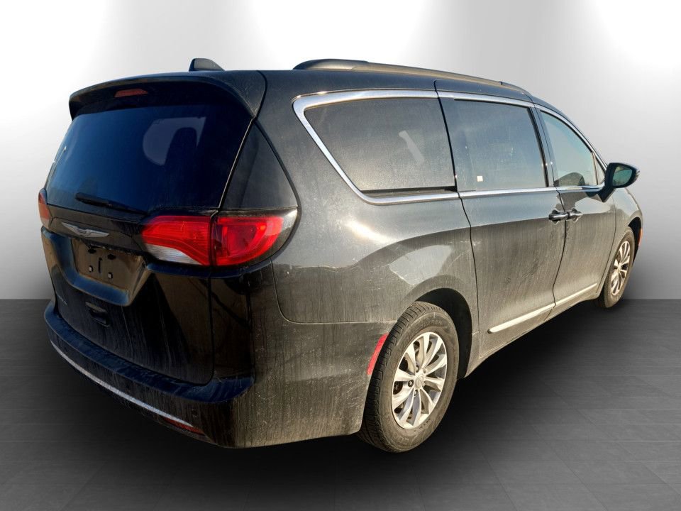 Used 2017 Chrysler Pacifica Touring-L image 6