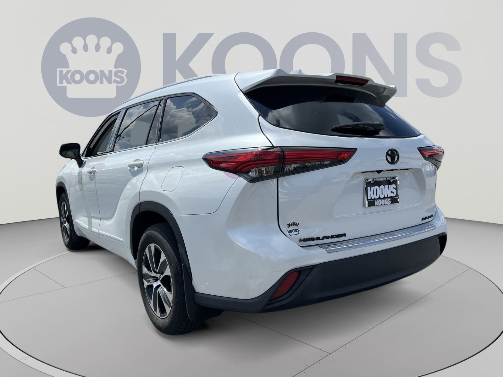 Used 2022 Toyota Highlander XLE w/ Protection Package #3 (TMS) AWD/4WD image 4