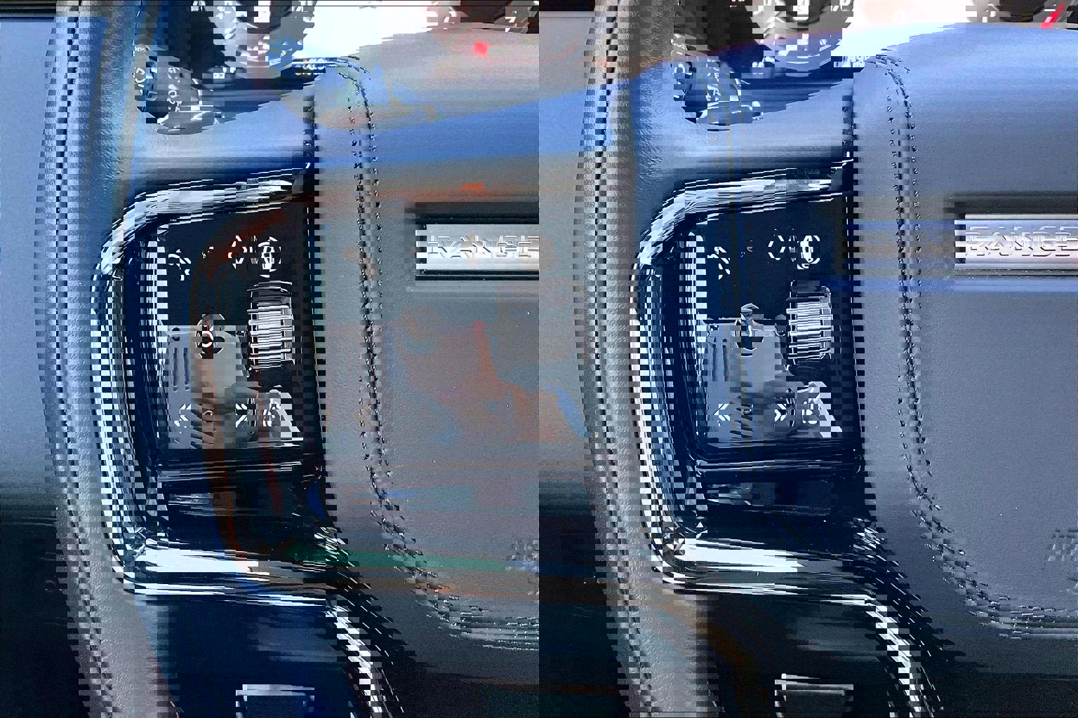 Used 2025 Land Rover Range Rover Velar Dynamic SE image 23