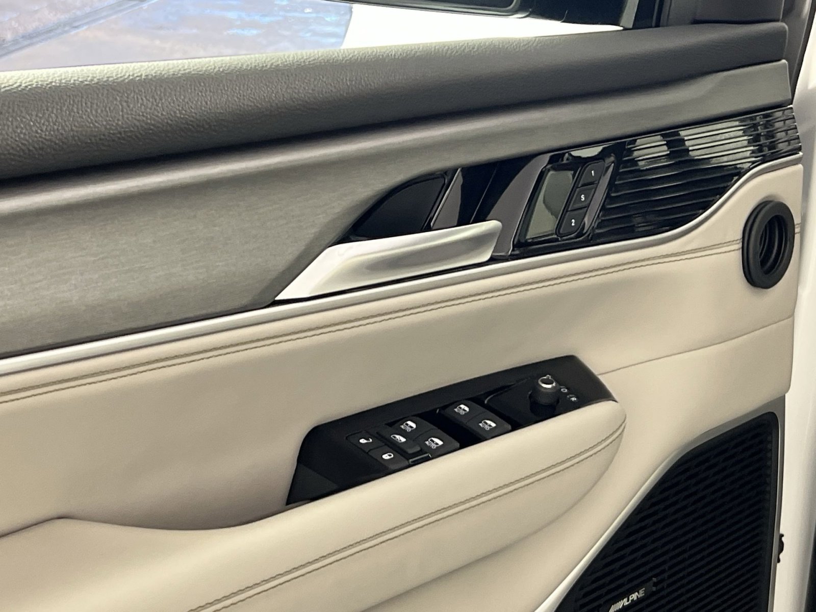 Used 2025 Jeep Wagoneer 4WD image 15