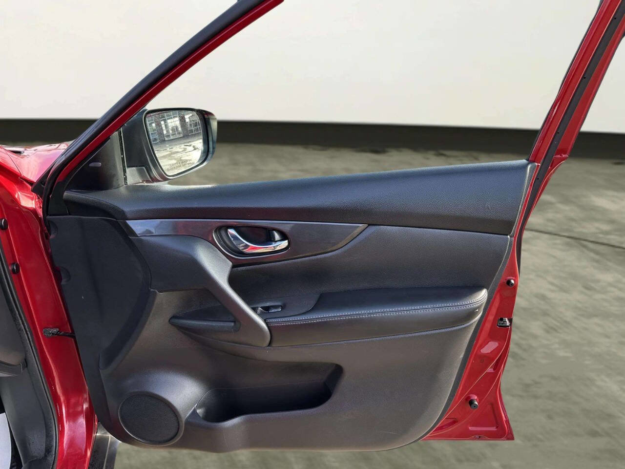Used 2017 Nissan Rogue SV FWD image 25