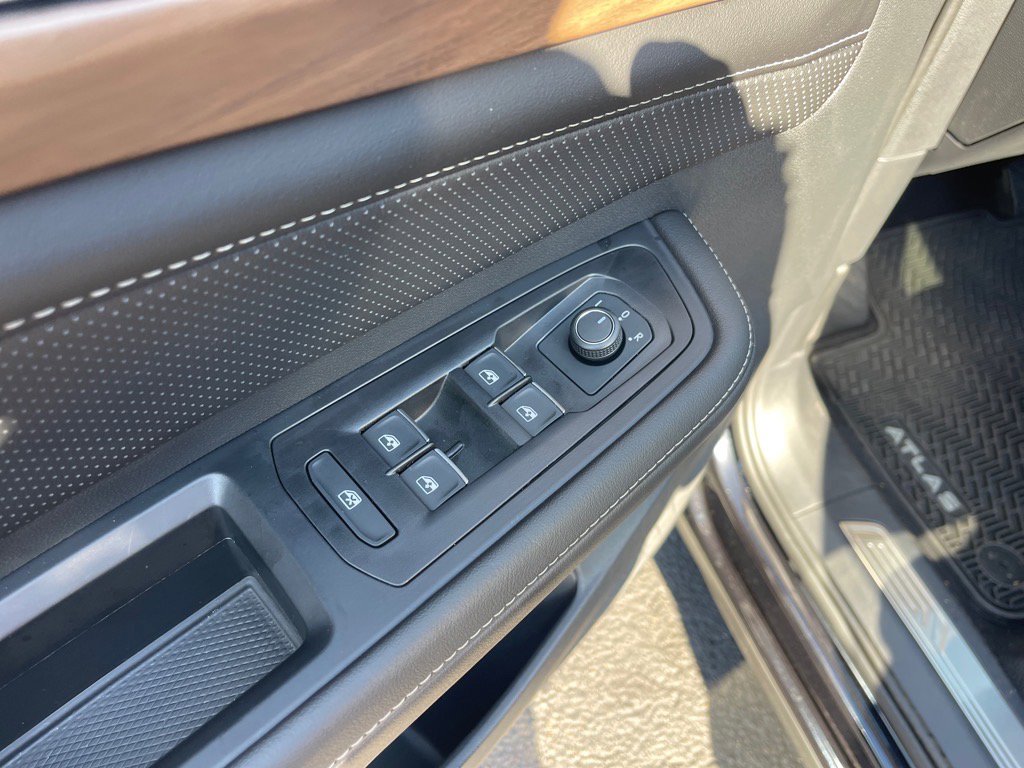 Used 2025 Volkswagen Atlas SE image 8
