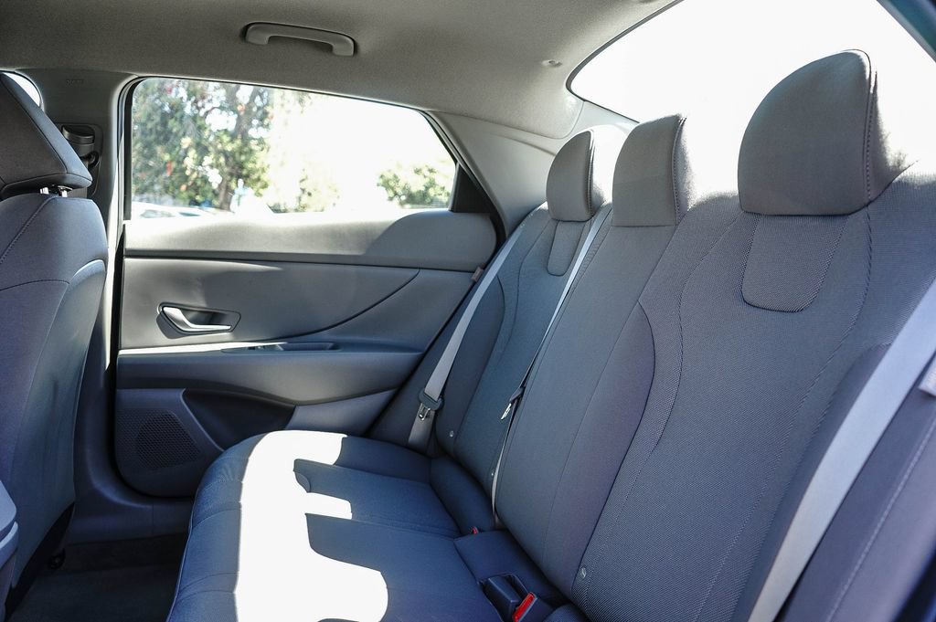Used 2024 Hyundai Elantra SE FWD image 17