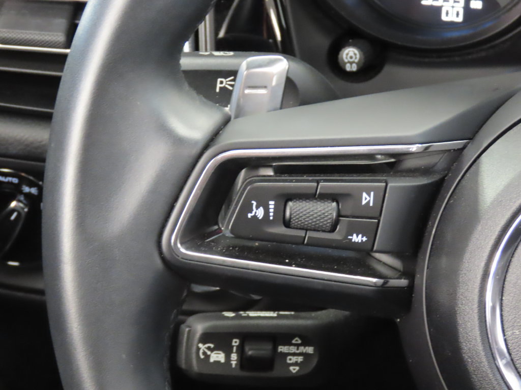 Certified 2025 Porsche Macan AWD/4WD image 20
