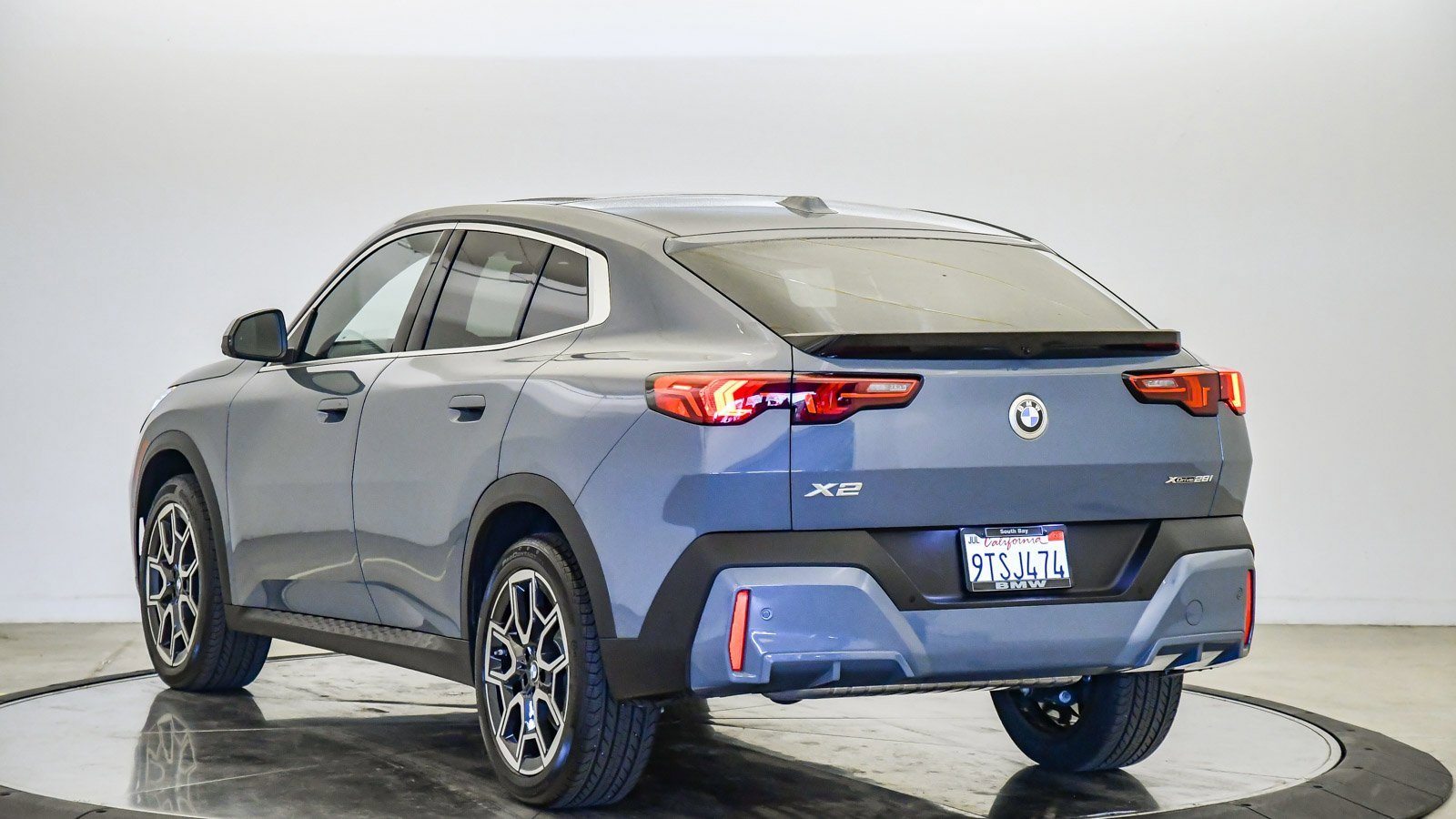 Used 2025 BMW X2 xDrive28i w/ Premium Package image 2