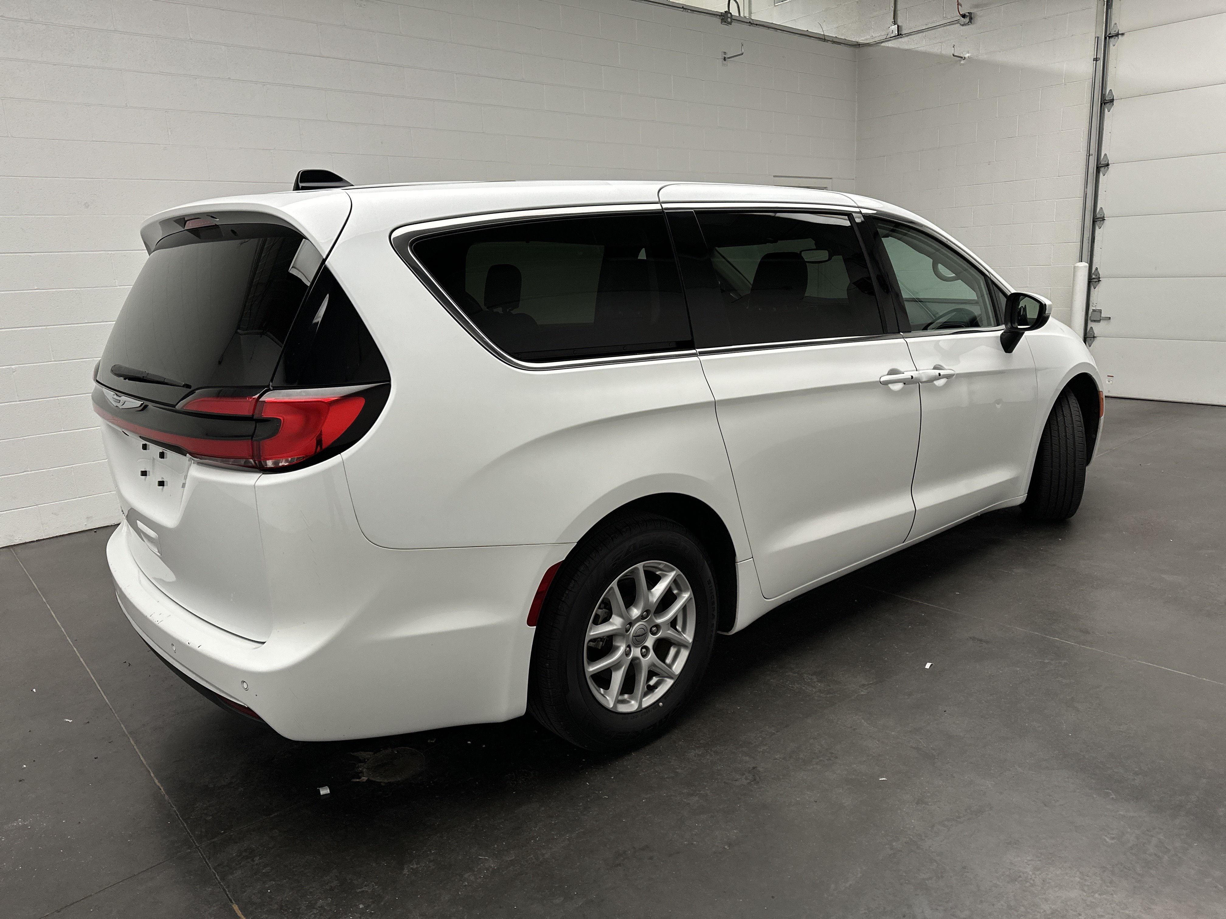 Used 2023 Chrysler Pacifica Touring-L FWD image 9