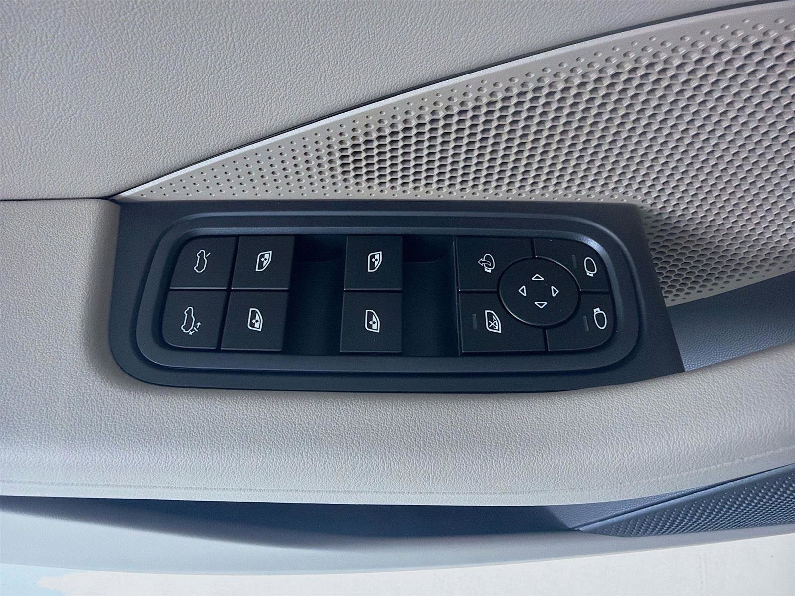 New 2026 Porsche Macan Electric image 8