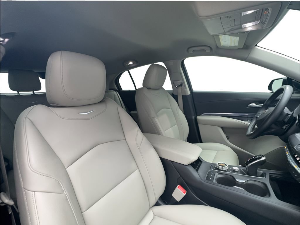 Used 2022 Cadillac XT4 Luxury w/ Cold Weather Package image 31