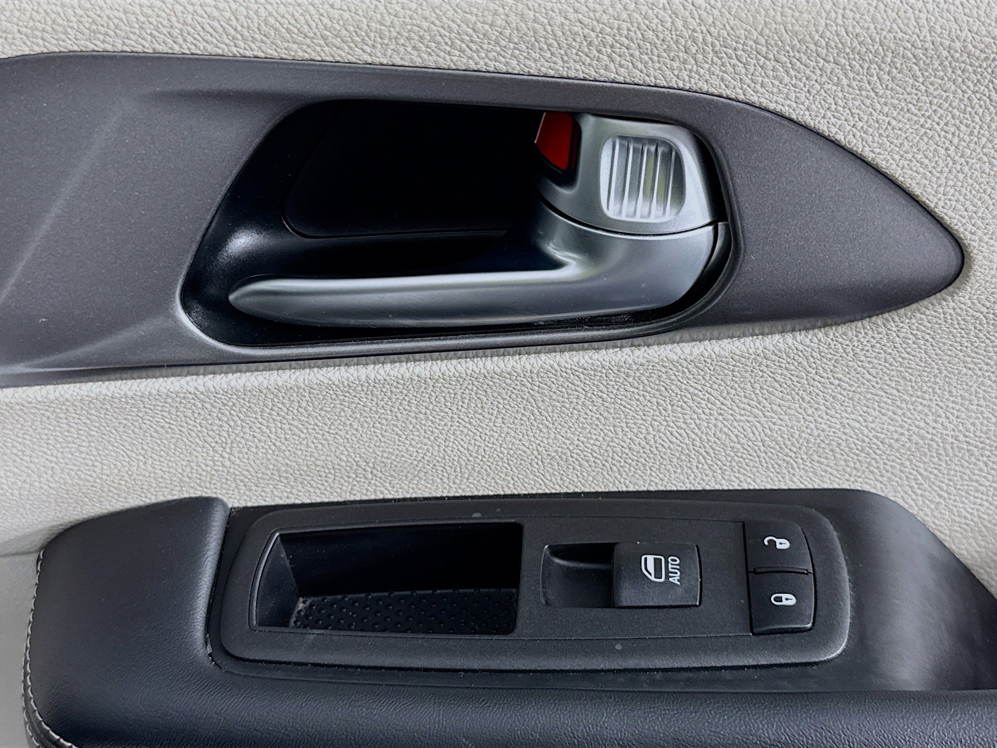 Used 2023 Chrysler Pacifica Touring-L image 51