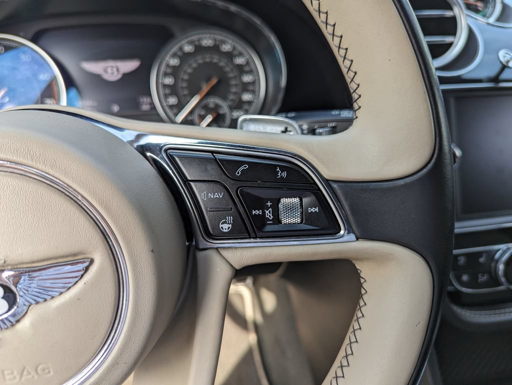 Used 2018 Bentley Bentayga AWD/4WD image 17