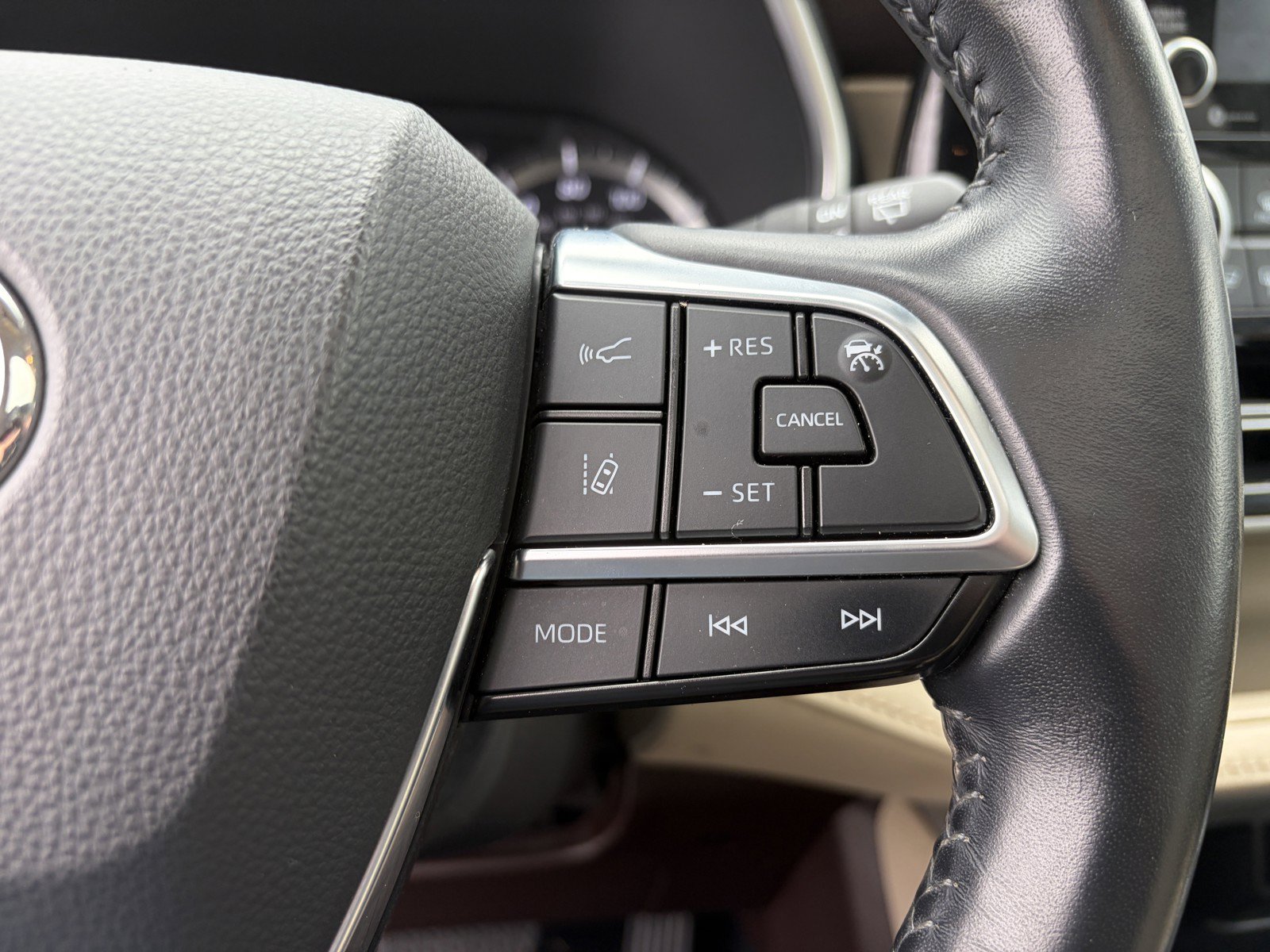 Used 2021 Toyota Highlander XLE AWD/4WD image 17