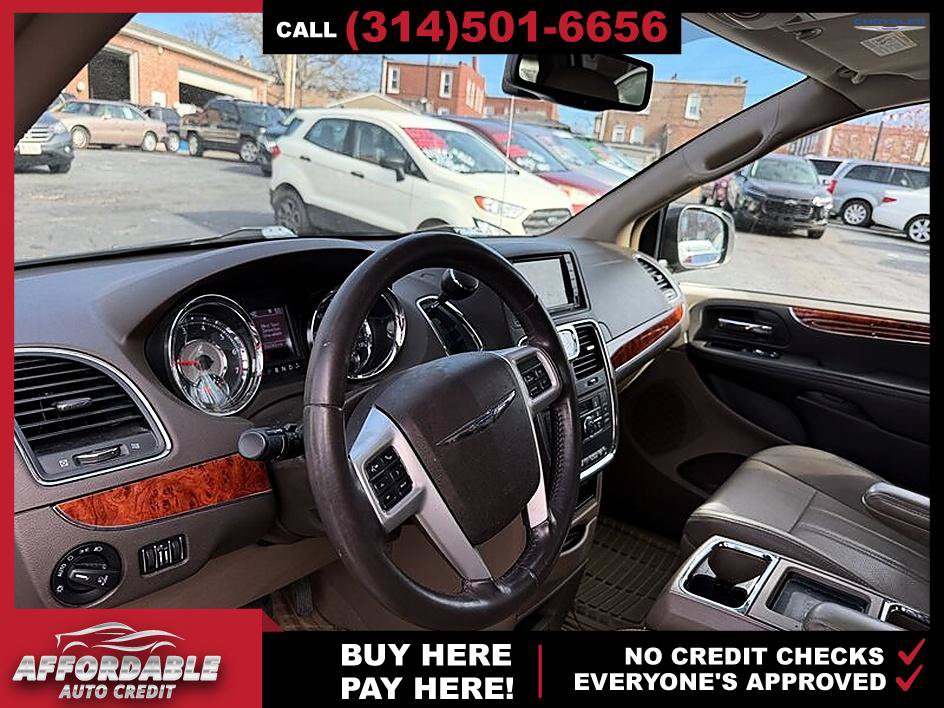 Used 2015 Chrysler Town & Country Touring-L FWD image 10