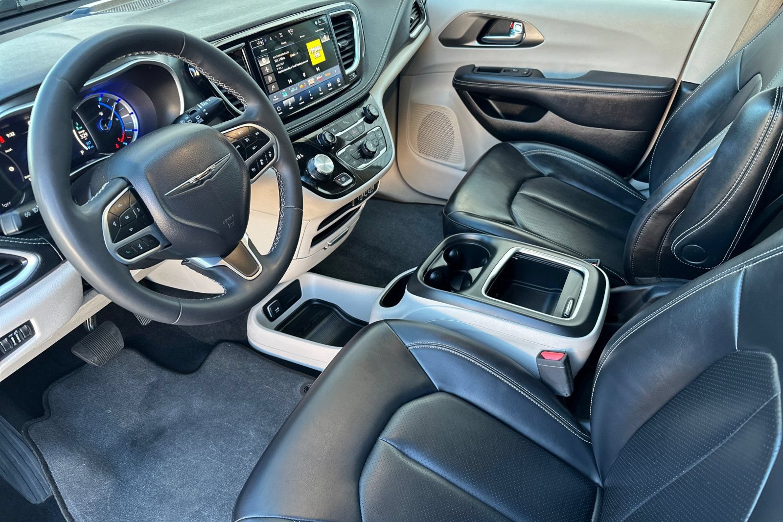 Used 2024 Chrysler Pacifica Limited FWD image 12