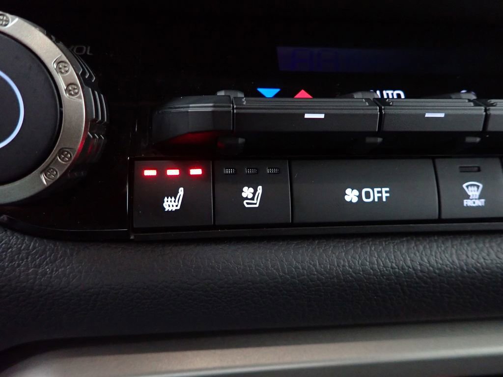 Used 2025 Toyota Tundra Limited AWD/4WD image 4