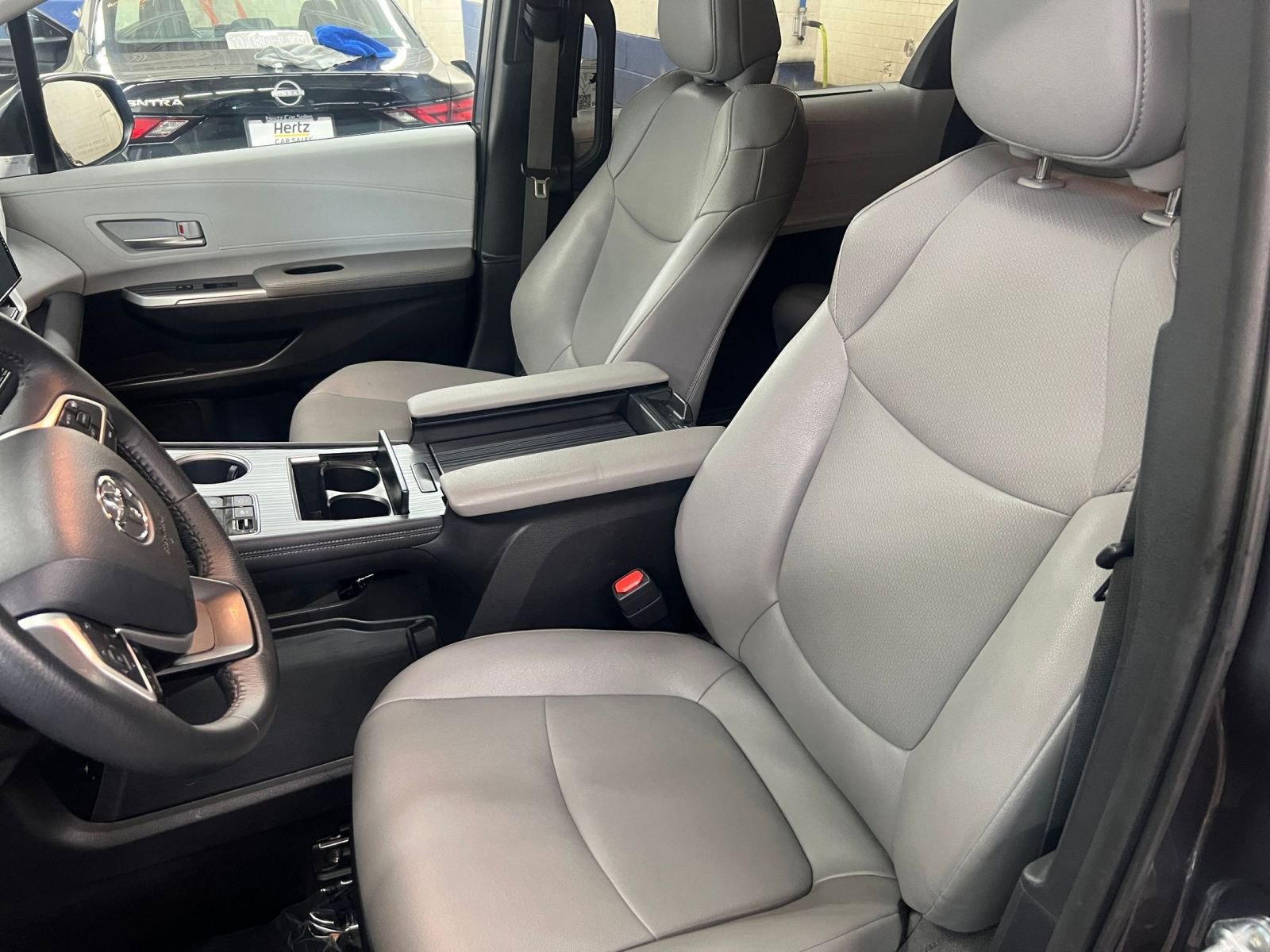 Used 2025 Toyota Sienna XLE image 35