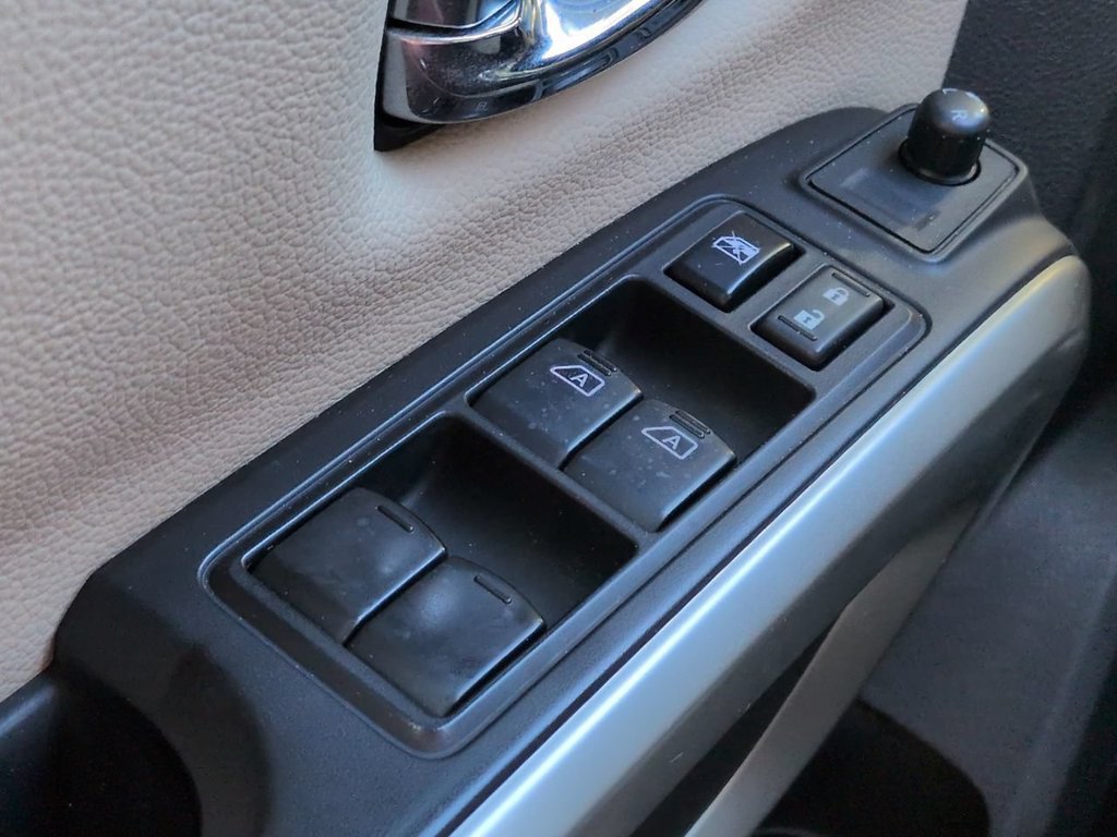 Used 2018 Nissan Titan SV w/ SV Convenience Package RWD image 24