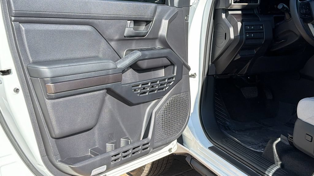 Used 2025 Toyota 4Runner SR5 AWD/4WD image 23