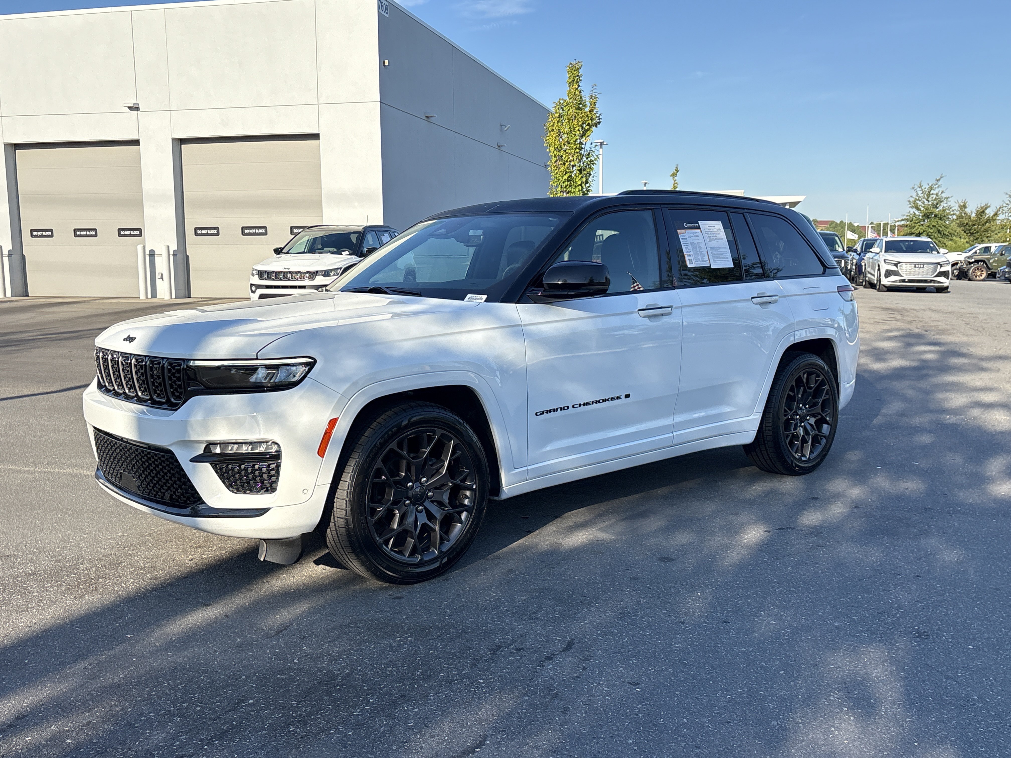 Used 2025 Jeep Grand Cherokee Summit w/ Obsidian Package AWD/4WD image 5