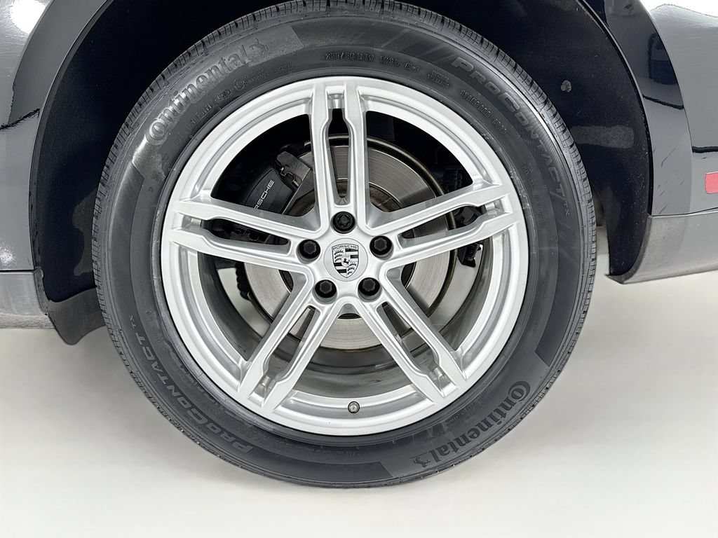 Certified 2022 Porsche Macan AWD/4WD image 33