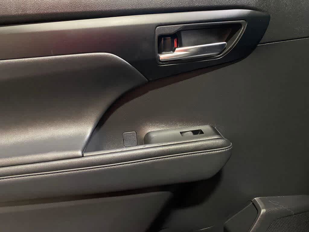 Used 2021 Toyota Highlander XLE image 34