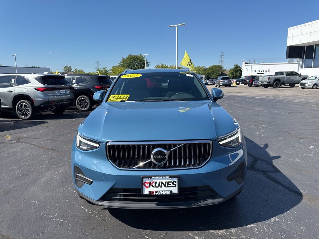 Used 2024 Volvo XC40 B5 Core image 9